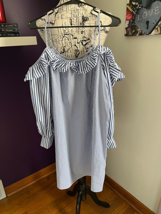 Maggy London Dresses & Skirts - Maggy London Striped Cold-Shoulder Ruffle Dress